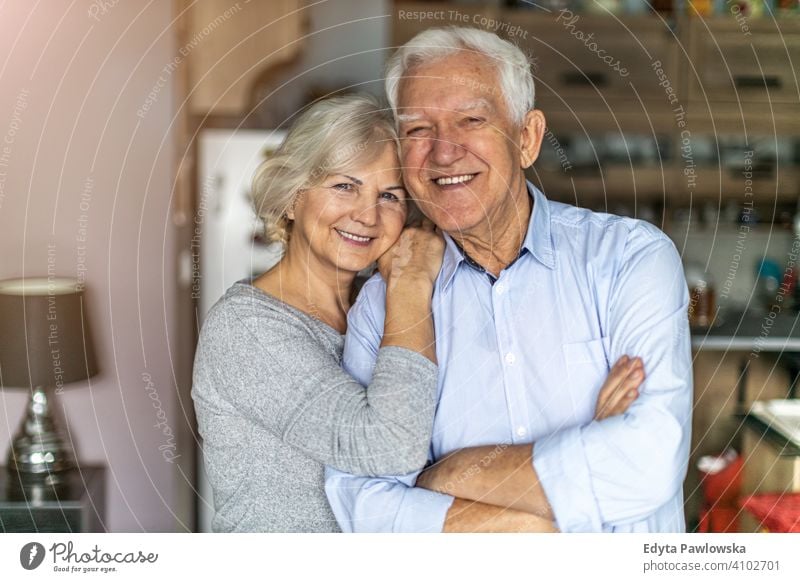 Glückliches älteres Paar, das sich in seinem Haus umarmt Frau Liebe Menschen Zusammensein zwei Senior reif Rentnerinnen Mann Zusammengehörigkeitsgefühl