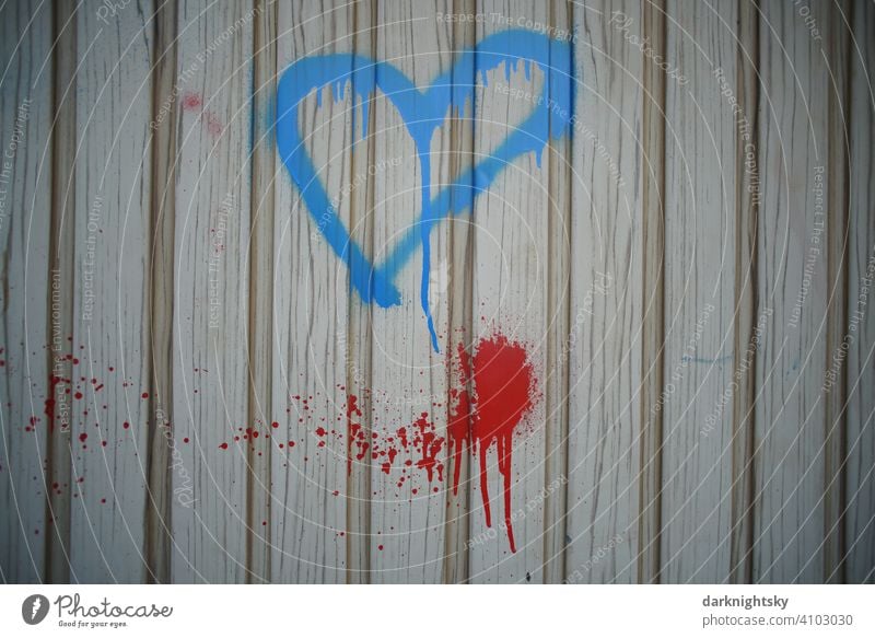Blaues Herz als Symbol der Liebe, Graffiti an dem Tor einer Garage. Gefühle Schriftzeichen Wand Liebeserklärung Farbfoto Liebesbekundung Menschenleer Zeichen