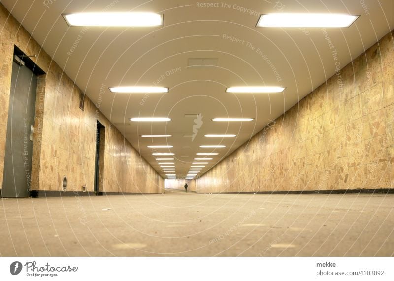 Beleuchteter sauberer Bahnhofstunnel in Berlin Marzahn Unterführung Tunnel Stadt Verkehr Wege & Pfade Tunnelblick leer Architektur unterirdisch Symmetrie