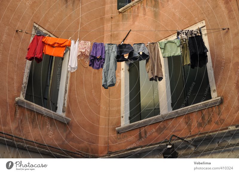 Wäsche an einem Haus in Venedig Stadt Altstadt Gebäude Architektur Fassade Fenster Zufriedenheit tür Wäscheleine trocknen Italien Farbfoto Außenaufnahme Tag
