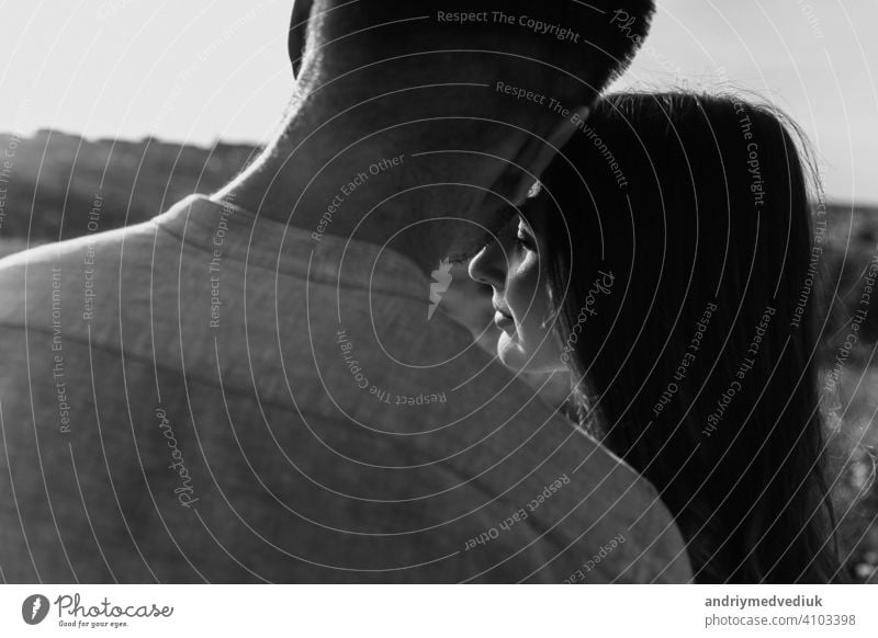 Schwarz-Weiß-Foto von jungen liebenden Paar umarmt draußen. Konzept des Glücks und der Liebe. Nahaufnahme Foto. Liebesgeschichte Porträt Saison Zusammensein