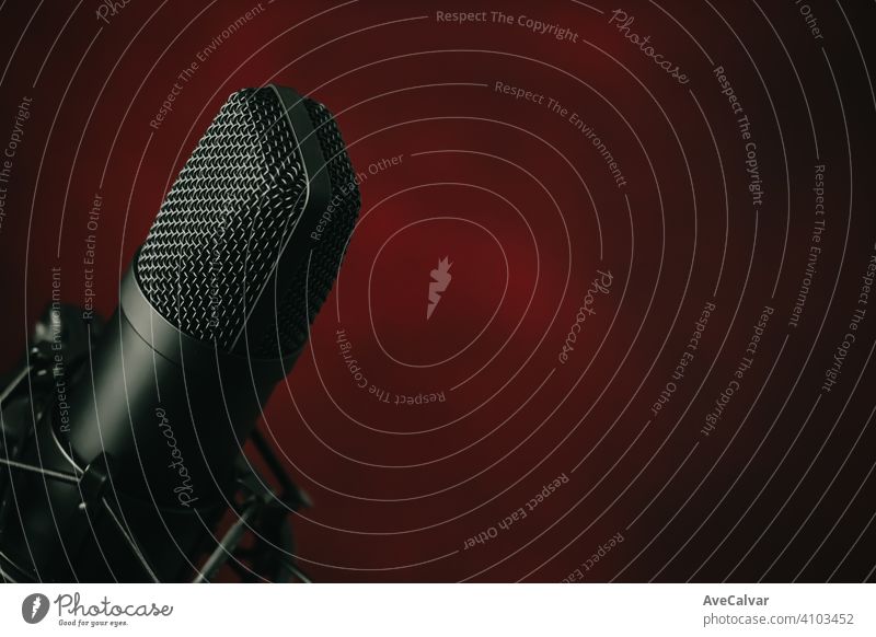 Eine Nahaufnahme eines strömenden Mikrofons über einem roten Hintergrund mit Kopierraum Aufzeichnen Audio Technik & Technologie Musik professionell Klang Radio