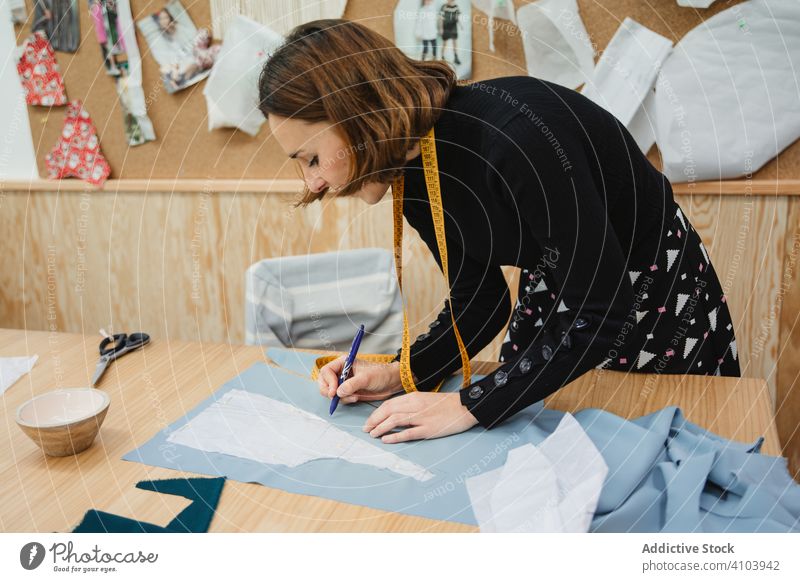 Schneiderin misst Kleidungsstück auf dem Tisch aus messen Detailaufnahme Frau Werkstatt Mode Handwerk Textil Design Material Industrie Arbeit Kunstgewerbler