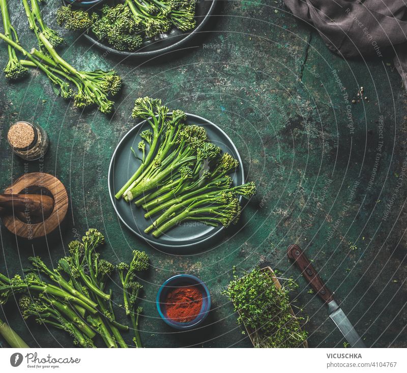Wilder Brokkoli auf dunklem rustikalem Hintergrund . Vorbereitung zum Kochen. Ansicht von oben. Gesundes Essen wild dunkel Essen zubereiten Draufsicht