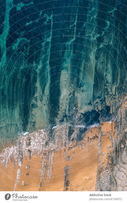 Smaragdgrüne schäumende Wellen, die spontan den Sandstrand umspülen Meer türkis Strand sandig schaumig MEER tropisch Urlaub blau Wasser Natur reisen exotisch