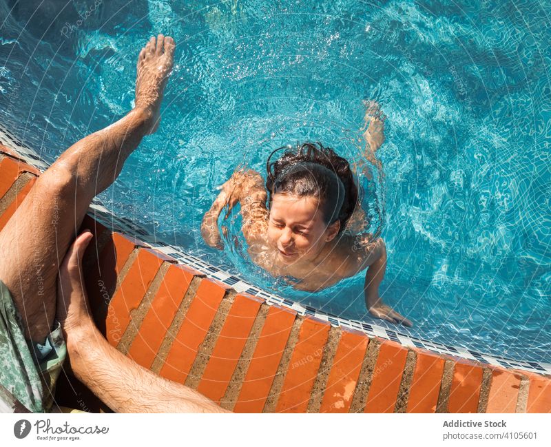 Vater beaufsichtigt Tochter beim Schwimmen im Pool Rettungsschwimmer Schwimmbad schwimmen Resort Wasser Sommer Familie Zusammensein Urlaub Kind Mädchen Mann