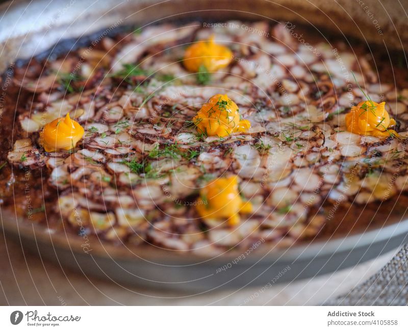 Gericht der spanischen Haute Cuisine im Restaurant Essen zubereiten Speise Pfanne Reis Octopus Platte Teller Carpaccio Paprika aioli Küche Vorbereitung Beruf