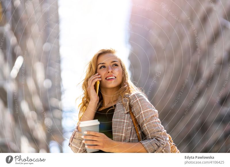 Attraktive junge Frau mit Smartphone in der Stadt Sommer Mädchen Menschen junger Erwachsener Lifestyle im Freien tausendjährig außerhalb attraktiv schön positiv