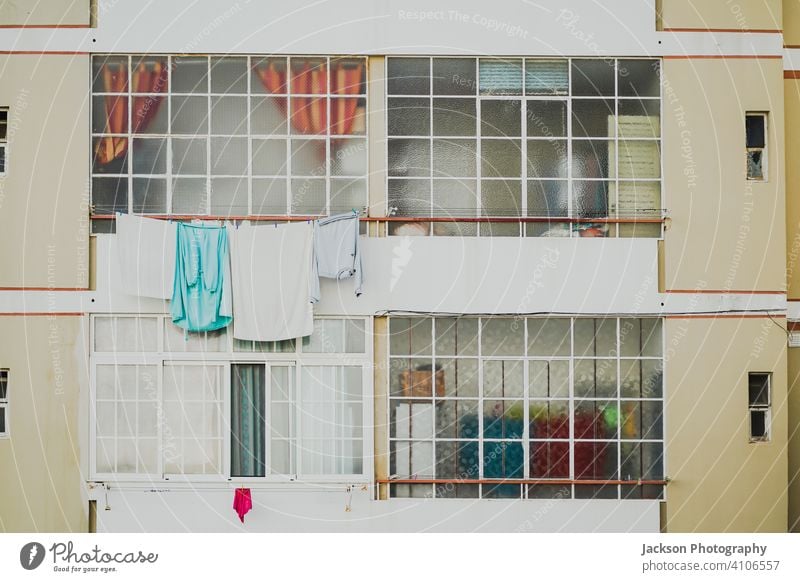 Alte und neue Fenster in einer etwas in die Jahre gekommenen Eigentumswohnung in Faro, Portugal Appartements flach Kondominium Algarve Detailaufnahme Muster