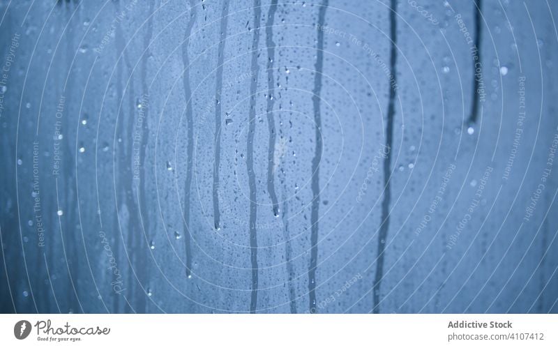 Wassertropfen auf blauem Hintergrund Tropfen Glas Oberfläche Regen platschen frisch nass liquide Sauberkeit abstrakt aqua Schönheit Spray Reinheit Kondenswasser