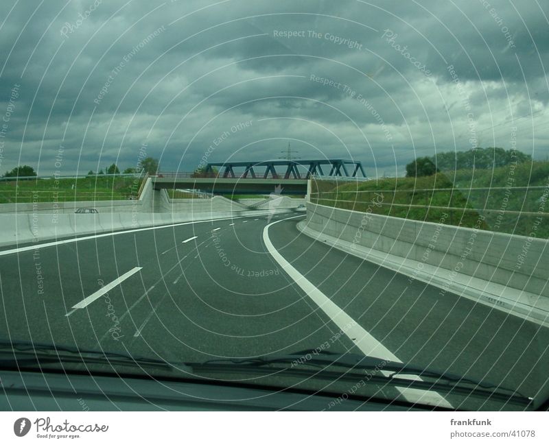 B30 und bewölkt Bundesstraße Windschutzscheibe Wolken Verkehr Brücke