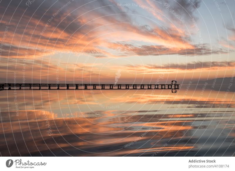 Anonyme Touristen, die bei Sonnenuntergang auf der Seebrücke stehen Pier Meer Wasser Himmel Natur MEER Küste reisen Landschaft Tourismus atemberaubend Urlaub