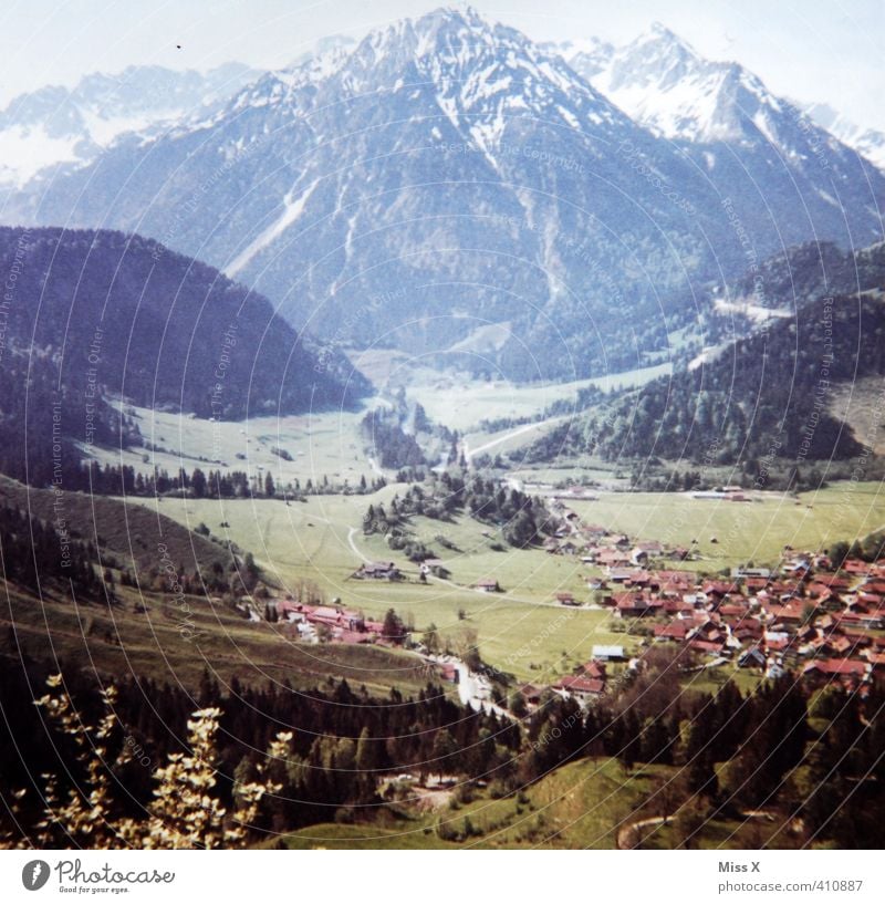 Postkarte 1965 Ferien & Urlaub & Reisen Tourismus Ausflug Ferne Sommerurlaub Berge u. Gebirge wandern Alpen Gipfel Schneebedeckte Gipfel Dorf Stimmung Fernweh