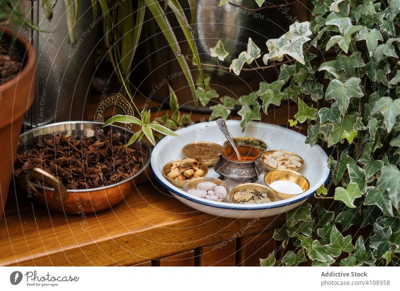 Anissterne und verschiedene Gewürze auf rustikalem Tisch Kraut getrocknet Pflanze organisch natürlich Schalen & Schüsseln Kulisse trocknen Vitamin dienen