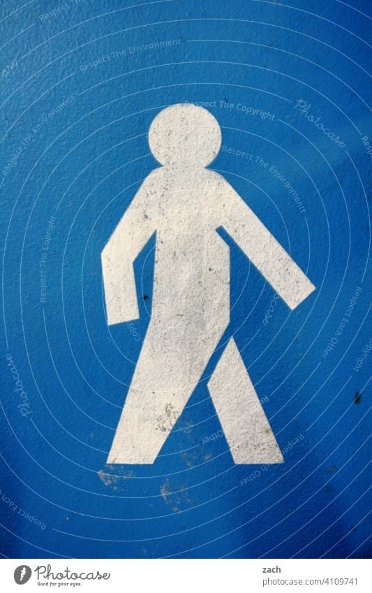aufgeblasen | stolz wie Oskar Schilder & Markierungen Mensch Figur laufen gehen Zeichen Wege & Pfade Straße Verkehrszeichen Straßenverkehr Strassenschild