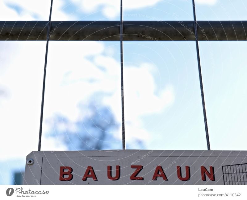 Bauzaun-Schild an einem Bauzaun vor Himmelblau mit Wolken und Baum Zaun Zaunlücke Baustelle Schilder & Markierungen Absperrung Schutz Barriere Gitter Metallzaun