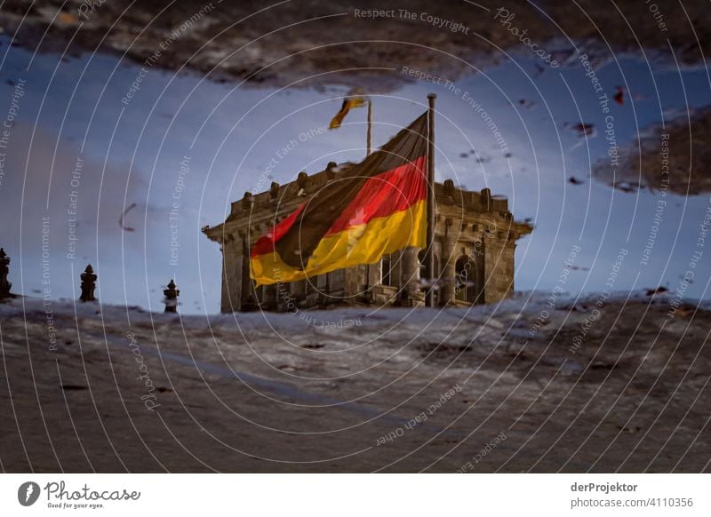 Reichstag in der Reflektion einer Pfütze IV Zentralperspektive Reflexion & Spiegelung Schatten Textfreiraum oben Dämmerung Kunstlicht Licht Textfreiraum rechts