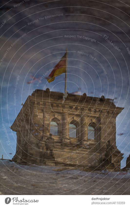Reichstag in der Reflektion einer Pfütze III Zentralperspektive Reflexion & Spiegelung Schatten Textfreiraum oben Dämmerung Kunstlicht Licht Textfreiraum rechts