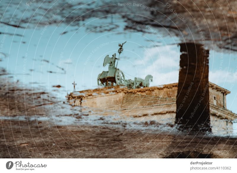 Brandenburger Tor in der Reflektion einer Pfütze X Zentralperspektive Reflexion & Spiegelung Schatten Textfreiraum oben Dämmerung Kunstlicht Licht