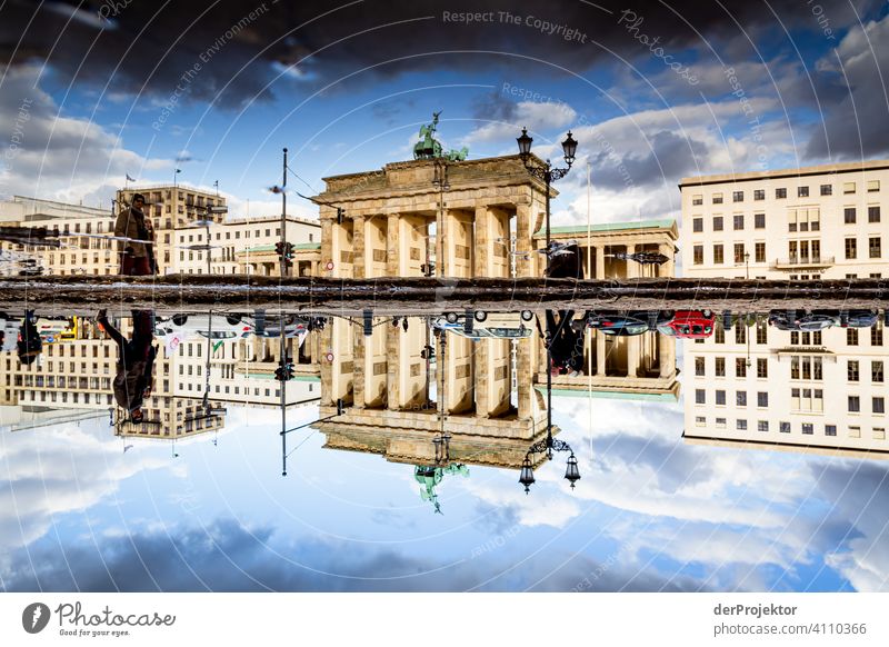 Brandenburger Tor in der Reflektion einer Pfütze IX Zentralperspektive Reflexion & Spiegelung Schatten Textfreiraum oben Dämmerung Kunstlicht Licht