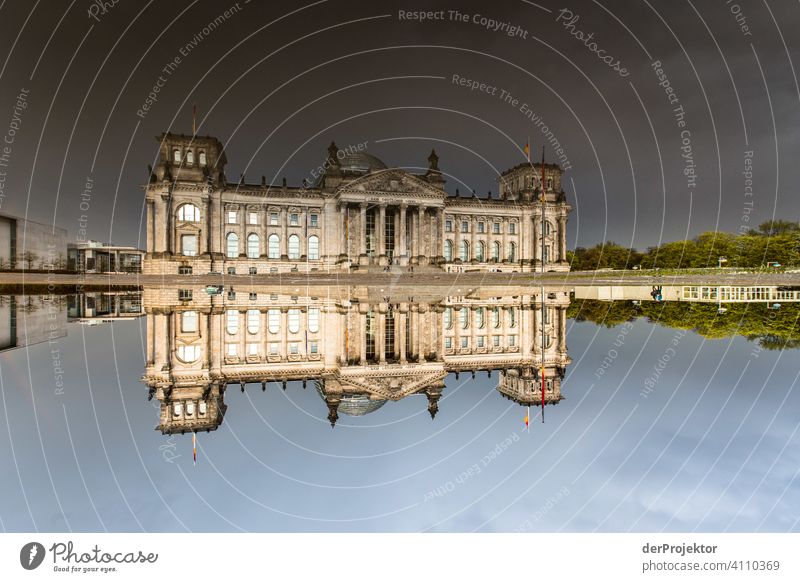 Reichstag in der Reflektion einer Pfütze II Zentralperspektive Reflexion & Spiegelung Schatten Textfreiraum oben Dämmerung Kunstlicht Licht Textfreiraum rechts