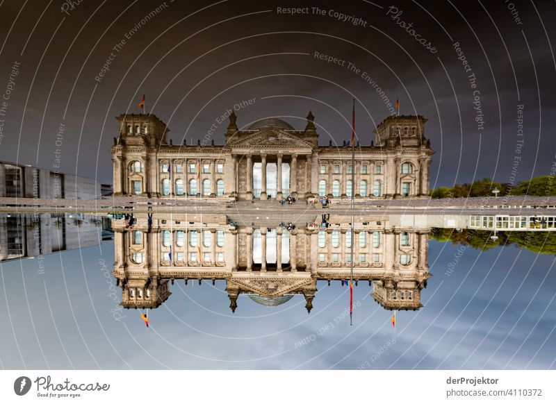 Reichstag in der Reflektion einer Pfütze I Zentralperspektive Reflexion & Spiegelung Schatten Textfreiraum oben Dämmerung Kunstlicht Licht Textfreiraum rechts