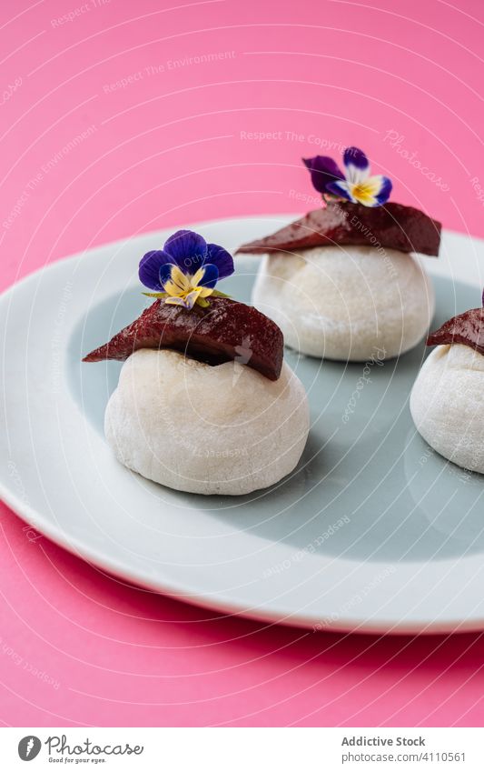 Dessert mit Beerenmarmelade und Blumen Marmelade Felsen Teller süß Lebensmittel Gebäck geschmackvoll Küche Speise lecker Zucker Kalorie Portion Stein Blütezeit