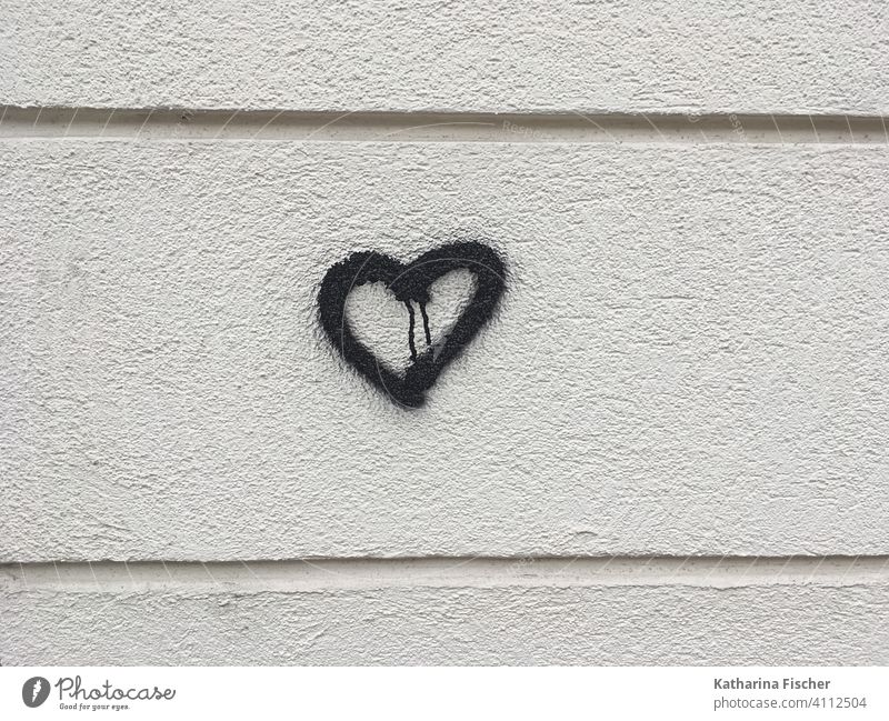 schwarzes Graffiti - Herz grau Wand Mauer Beton Außenaufnahme Tag Stadt Gedeckte Farben Schriftzeichen Farbfoto Menschenleer Zeichen Graffitis