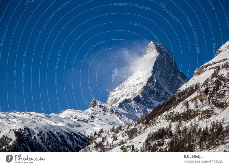 Das Matterhorn erhebt sich über Zermatt.  Mit 4478m einer der höchsten Berge in den Alpen und wegen seiner markanten Gestalt einer der bekanntesten Berge der Welt.
