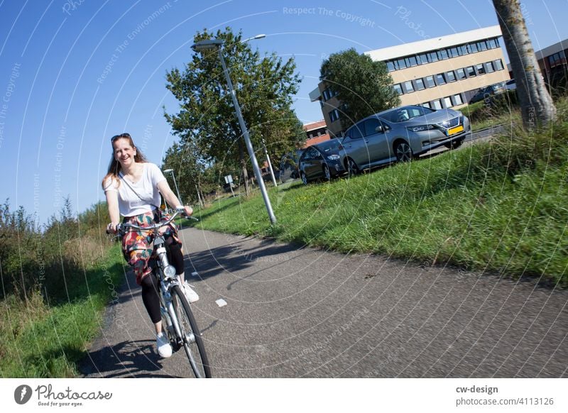 Frau auf Fahrrad nach Rotterdam Straße Lifestyle Glück jung Fahrradfahren