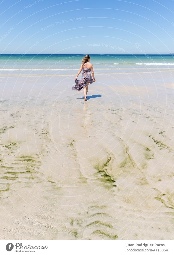 Middle-aged blonde kaukasische Frau in einem Kleid zu Fuß auf dem Strand MEER Sommer Sand sich[Akk] entspannen im Freien Dame Paradies ruhig Erholung