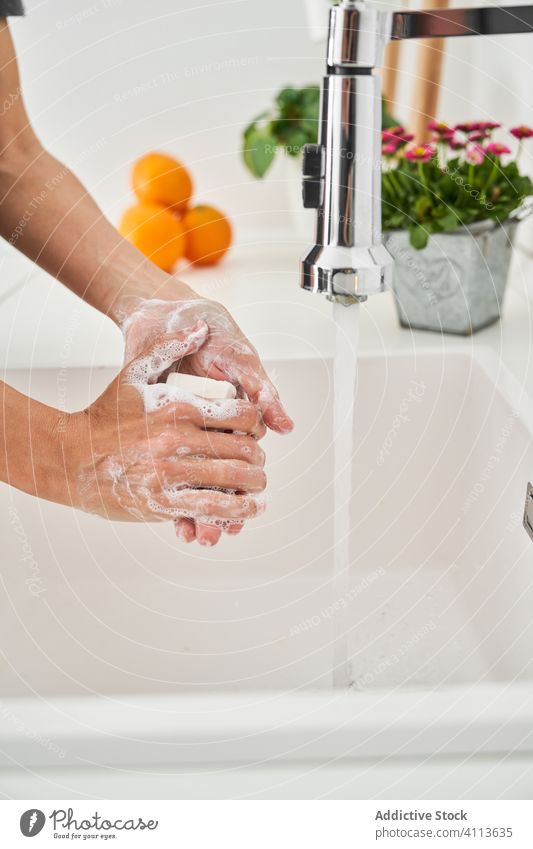 Frau wäscht ihre Hände am Spülbecken, um eine mögliche Infektion zu vermeiden Sauberkeit Waschbecken Lifestyle Hygiene heimwärts Personal im Innenbereich