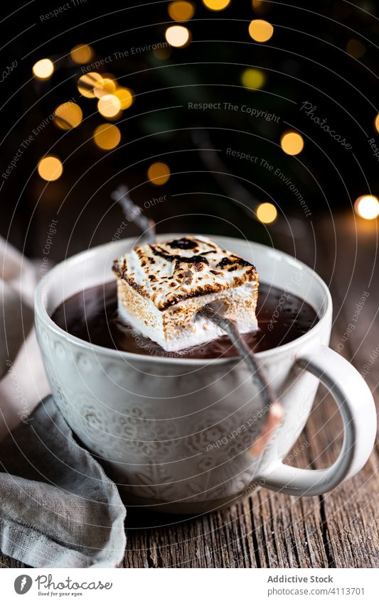 Tasse heiße Schokolade mit Marshmallow trinken Winter Party Lebensmittel Weihnachten Feiertag hölzern Tisch Getränk Tradition feiern Dekoration & Verzierung