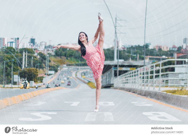 Glückliche Frau tanzt auf der Straße Tanzen Balletttänzer Anmut Konzept Stadtrand Split Lächeln jung schlank elegant Ballerina ausführen Großstadt Verkehr