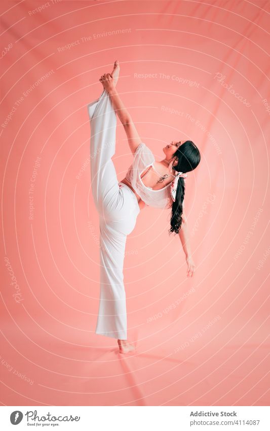 Elegante Frau macht Spagat beim Tanzen Split Anmut Konzept jung schlank Balletttänzer elegant Outfit Ballerina ausführen Barfuß Stil trendy Tänzer