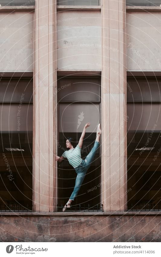 Ballerina streckt sich vor einem schäbigen Gebäude Frau Tanzen Balletttänzer Anmut Konzept Dehnung Split jung schlank elegant ausführen Tänzer sich[Akk] bewegen