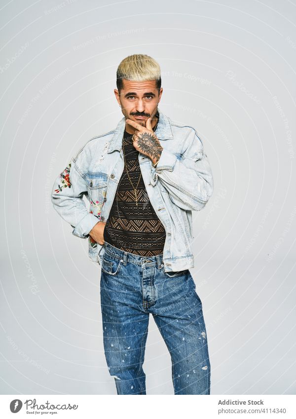 Stilvoller Grimassen schneidender Mann in Jeans-Outfit trendy unabhängig Jeansstoff cool expressiv modern Hipster jung ethnisch männlich Jacke Schnurrbart
