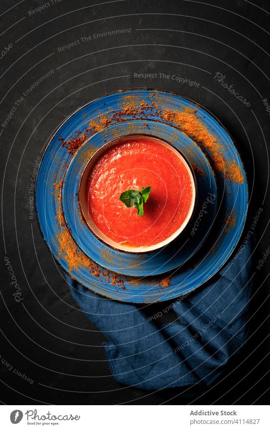 Hausgemachte Tomatensuppe mit Brot, Minze und Olivenöl gesunde Ernährung Suppe Mittagessen geschmackvoll Hintergrund Vegane Ernährung traditionell Feinschmecker