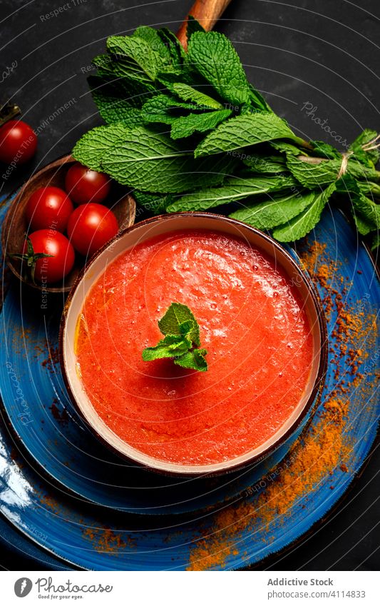 Hausgemachte Tomatensuppe mit Brot, Minze und Olivenöl gesunde Ernährung Suppe Mittagessen geschmackvoll Hintergrund Vegane Ernährung traditionell Feinschmecker