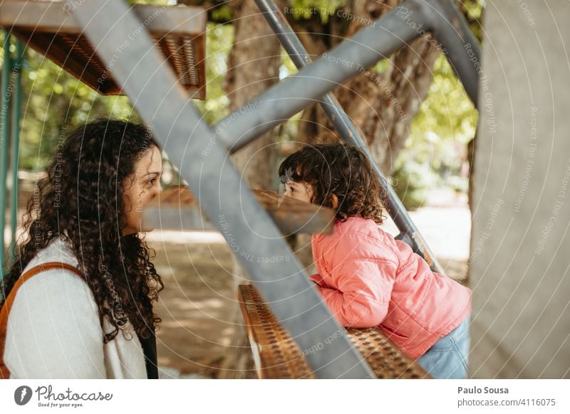 Kind schaut zur Mutter Mädchen Frau echte Menschen 1-3 Jahre 30-45 Jahre Kaukasier Mutter mit Kind Augenkontakt Kindheit Erwachsene Familie & Verwandtschaft