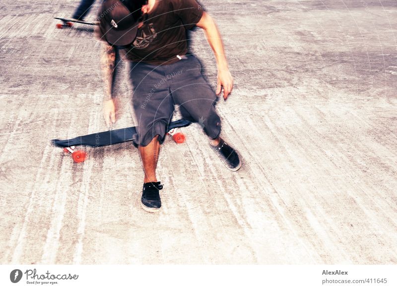 Absprung Sport Skateboard Skateboarding Betonboden Eisbahn Junger Mann Jugendliche Arme Beine tätowiert Tattoo 18-30 Jahre Erwachsene Shorts Schuhe Bewegung
