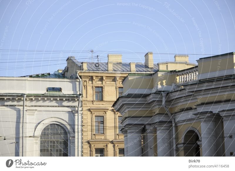 Fassadendetails von Häusern am Newski Prospekt, St. Petersburg, im Vordergrund Gostiny Dwor Stadt Stadtzentrum Newski-Prospekt Kaufhaus historisch