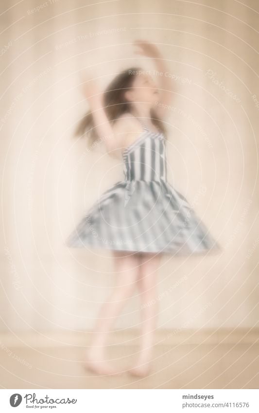 Kleine gestreifte Tänzerin absichtlich unscharf Kleid tanzendes Mädchen Tanzen feminin Farbfoto Mensch Porträt jung schön Tracht Mode elegant Kaukasier Licht