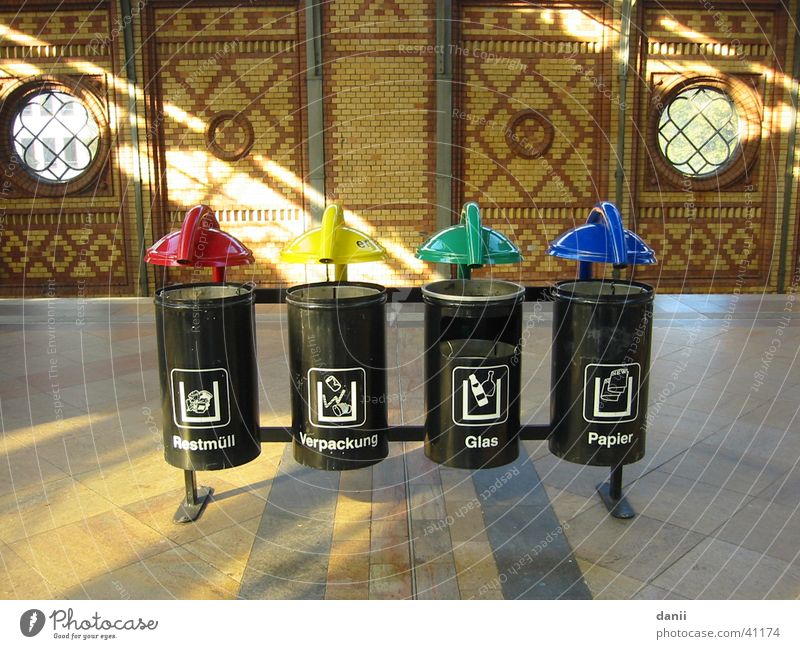 Mülleimer Sonnenstrahlen Müllbehälter mehrfarbig obskur Berlin Hackescher Markt