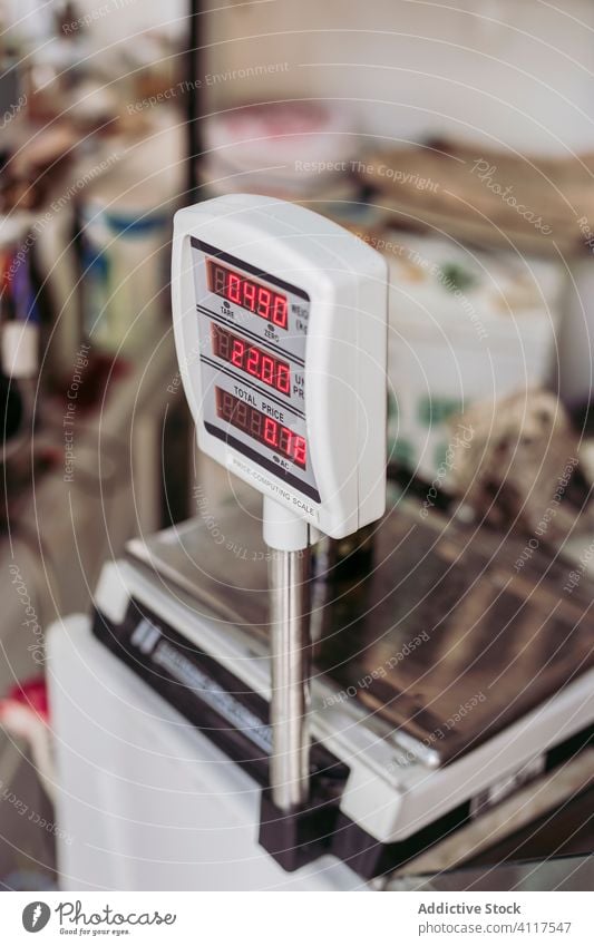 Elektronische Waagen im Lebensmittelgeschäft Skala Gewicht Maschine Werkstatt elektronisch Abfertigungsschalter Gewerbe Markt Einzelhandel Gerät Anzeige modern