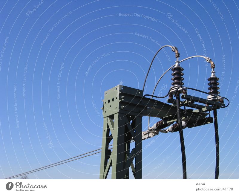 Hochspannung Elektrizität Eisen Isolatoren Industrie Eisenbahn Strommast Himmel blau