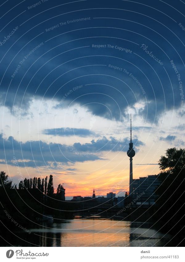in berlin Sonnenuntergang Wolken rot Spree Architektur Berlin Berliner Fernsehturm Landschaft Himmel blau Fluss Wasser