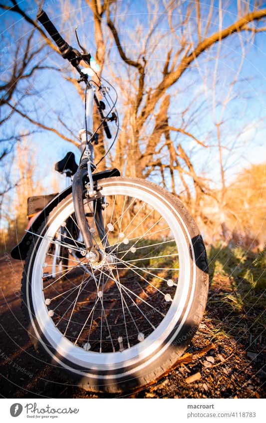 Fahrradtour reifen fahrradreifen lenker lenkrad natur abendsonne draußen aktivität outdoor weitwinkel fischauge speichen oldschool retro klappfahrrad