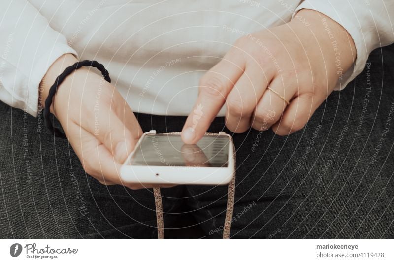 Nahaufnahme der Hände einer Frau, die ein Smartphone berät detaillierte Ansicht Technik & Technologie Beteiligung benutzend Sucht Unselbständigkeit Mobile