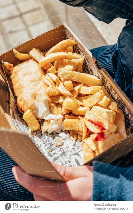 Fisch und Pommes Frites mit Erbsen Fish und Chips Saucen wegnehmen Lebensmittel Englisch Knusprig Filet Abendessen Briten gebraten Straßenessen außerhalb COVID